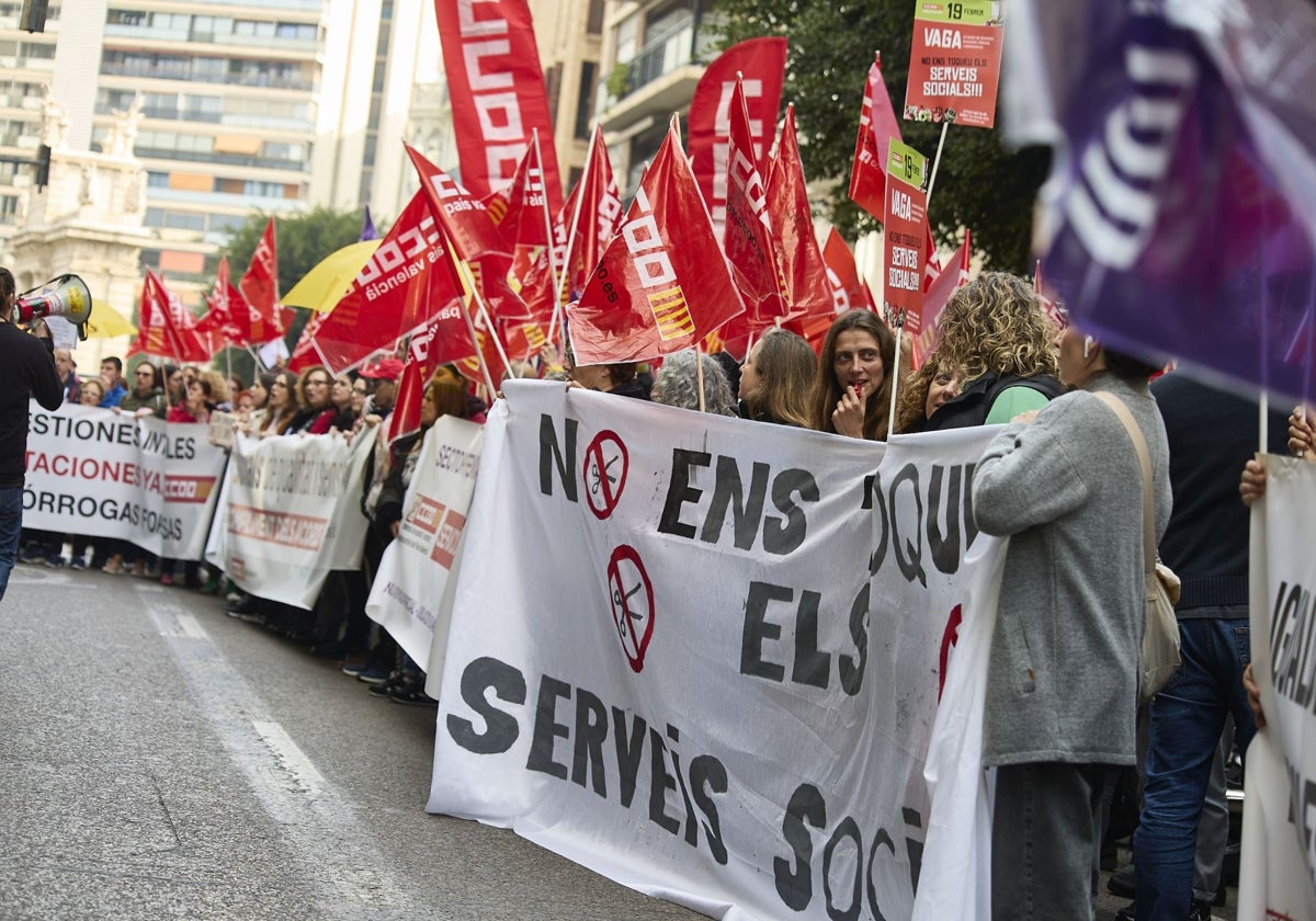 Un momento de la concentración ante Servicios Sociales.