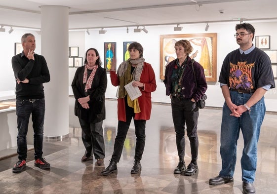 La secretaria autonómica de Cultura, Pilar Tébar, segunda por la izquierda, este mismo miércoles en la presentación de dos exposiciones en el IVAM.