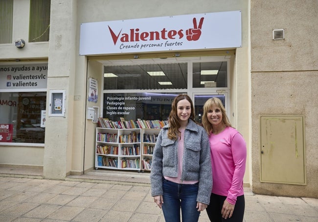 Cristina Hernández y Amalia Correcher, de la asociación Valientes, frente a su local.