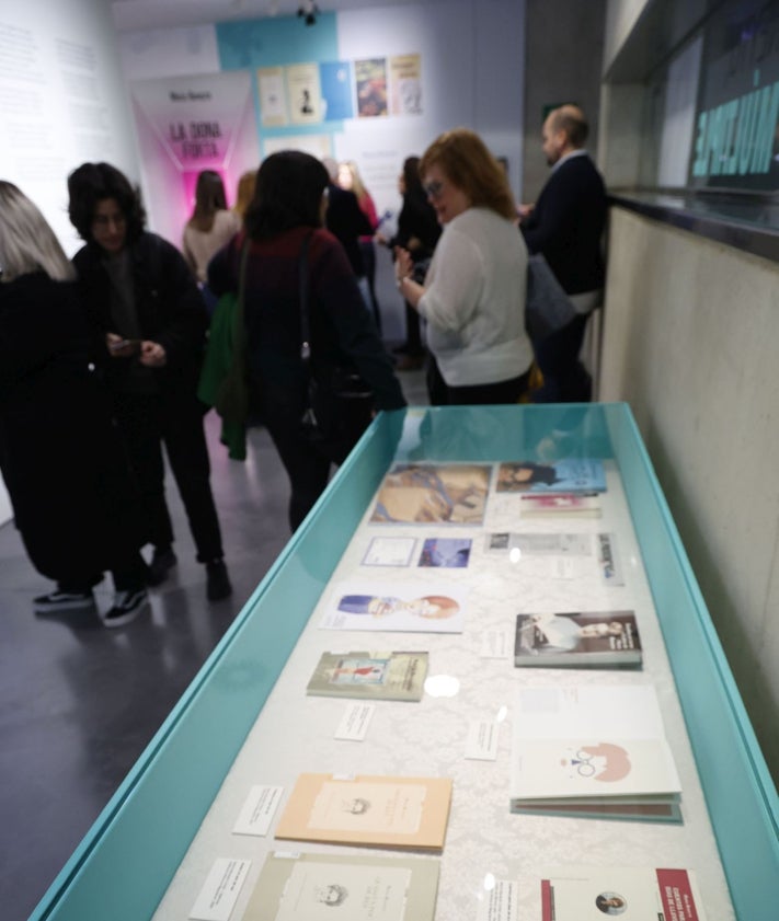 Imagen secundaria 2 - La exposición, que reúne libros, poemas, imágenes históricas y documentos, se podrá visitar hasta el 15 de junio en la sala Nova del MuVIM.