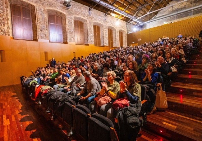 El público ha llenado el salón de actos del complejo La Petxina de Valencia.