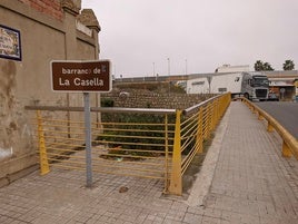 El puente sobre el barranco se cambiará de ubicación.