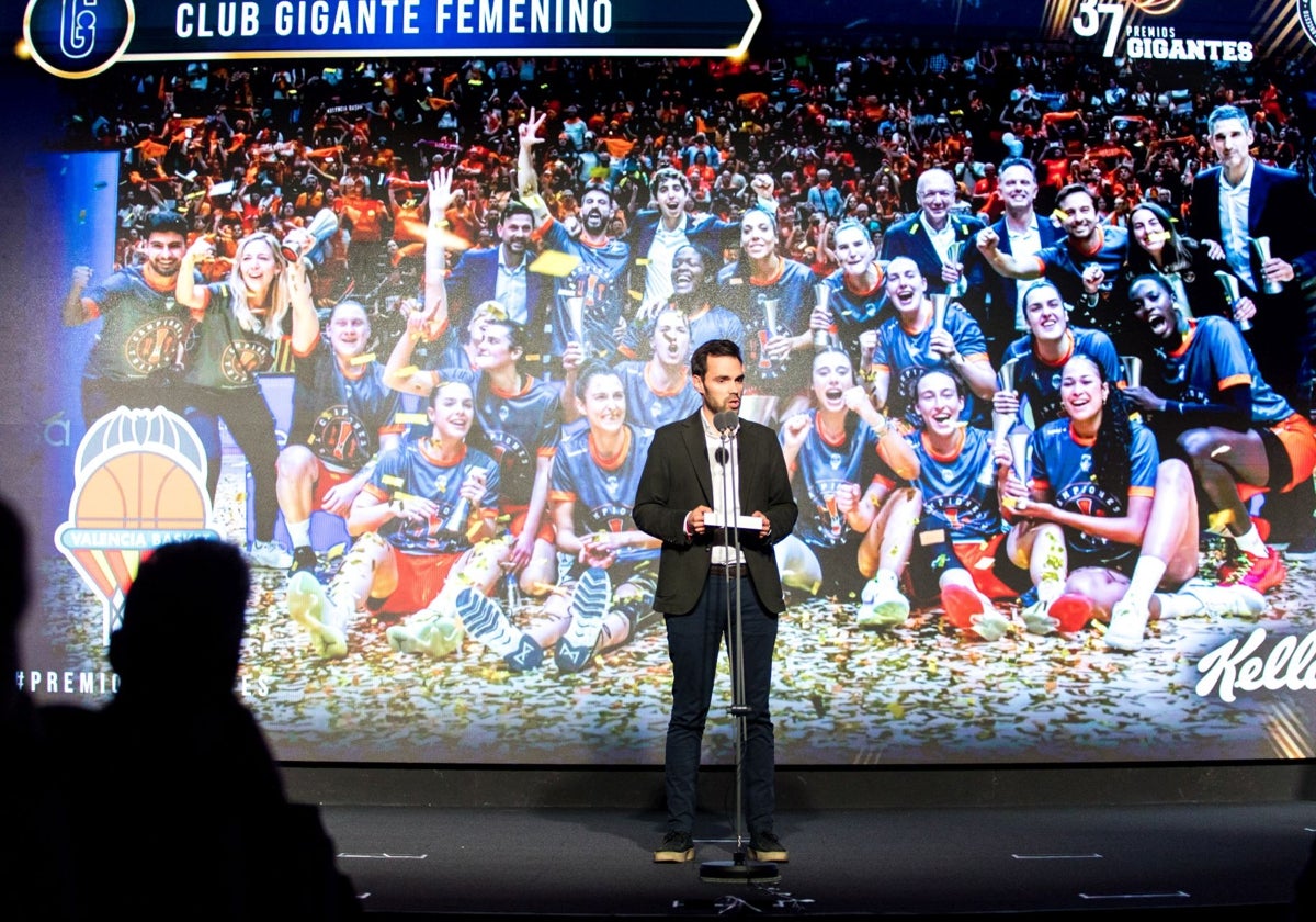 Enric Carbonell, director general del Valencia Basket, recoge el premio al mejor equipo femenino.