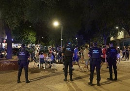 La Policía Local controla el ocio nocturno en una imagen de archivo.