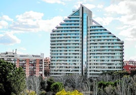 Un edificio en la entrada de Mislata, con una fachada similar a la que ardió en Campanar.