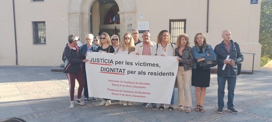 Los familiares de los residentes fallecidos, ante las puertas del juzgado de Alcoi, al inicio del juicio.