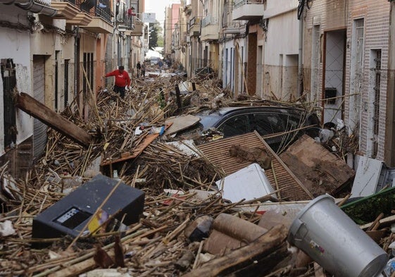 Dramático aspecto de una calle de Paiporta un día después de la dana del 29 de octubre.