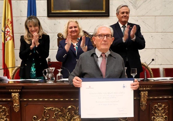 Joaquín Berenguer gana el premio 'XVIII Certamen Médico: reconocimiento a toda una vida profesional'