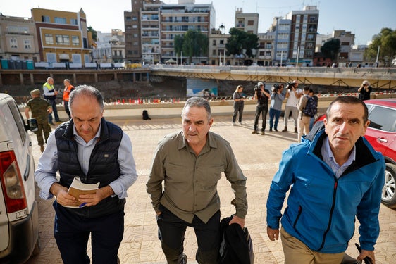 Gan Pampols, en el centro, durante una visita a Paiporta.