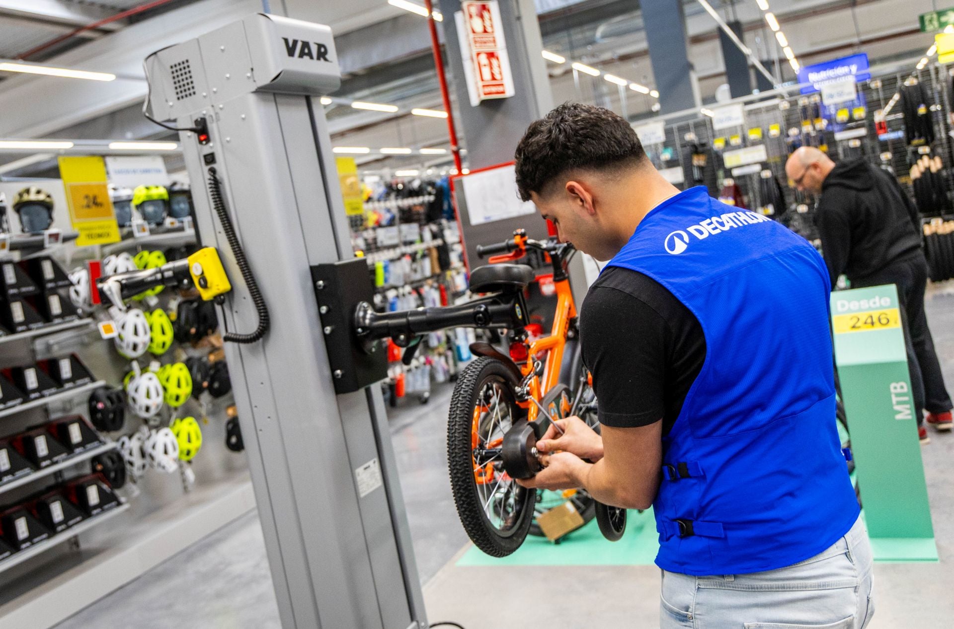 FOTOS | Decathlon y Bauhaus reabren en Alfafar tras meses cerrados por la dana