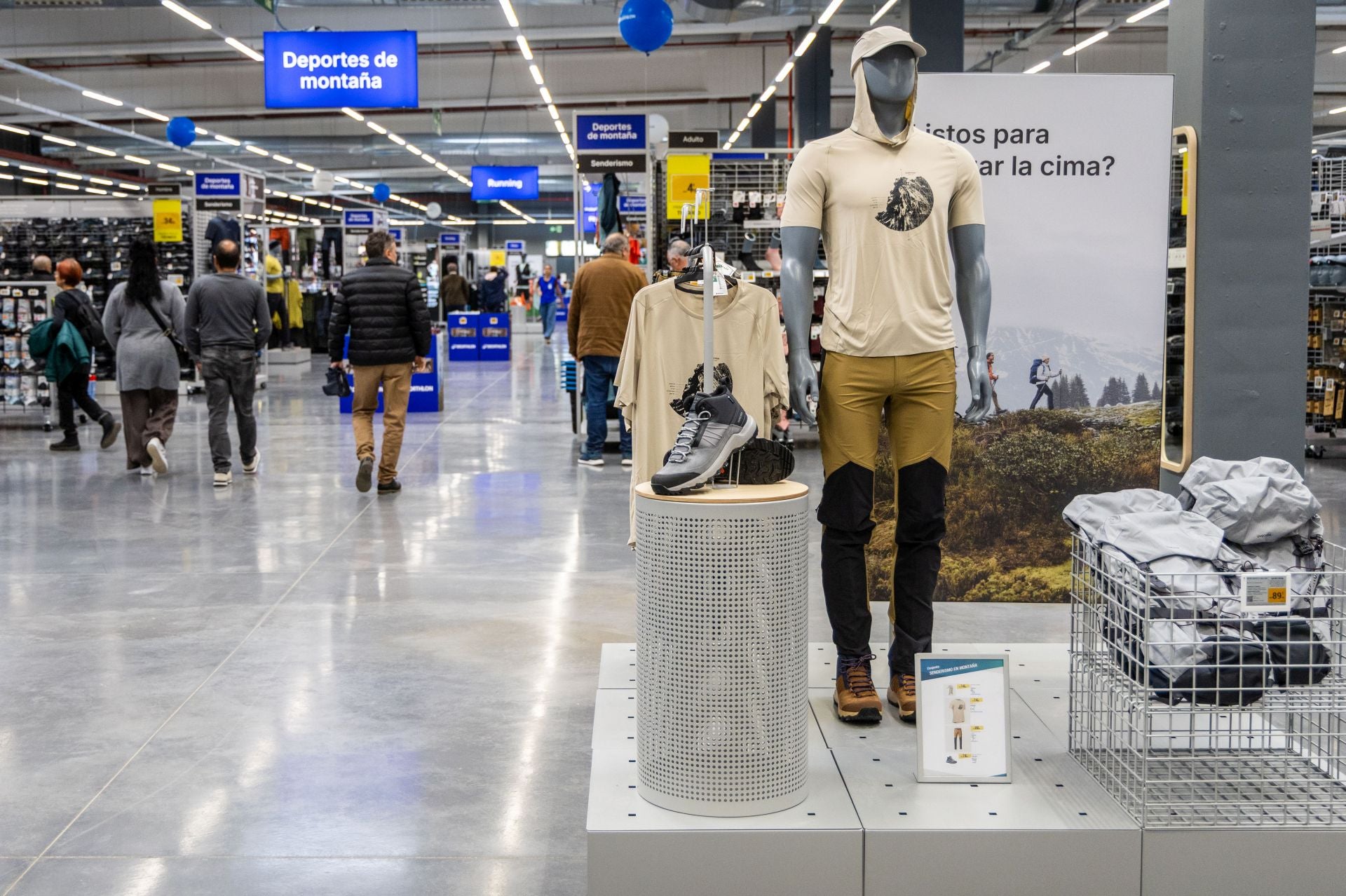 FOTOS | Decathlon y Bauhaus reabren en Alfafar tras meses cerrados por la dana