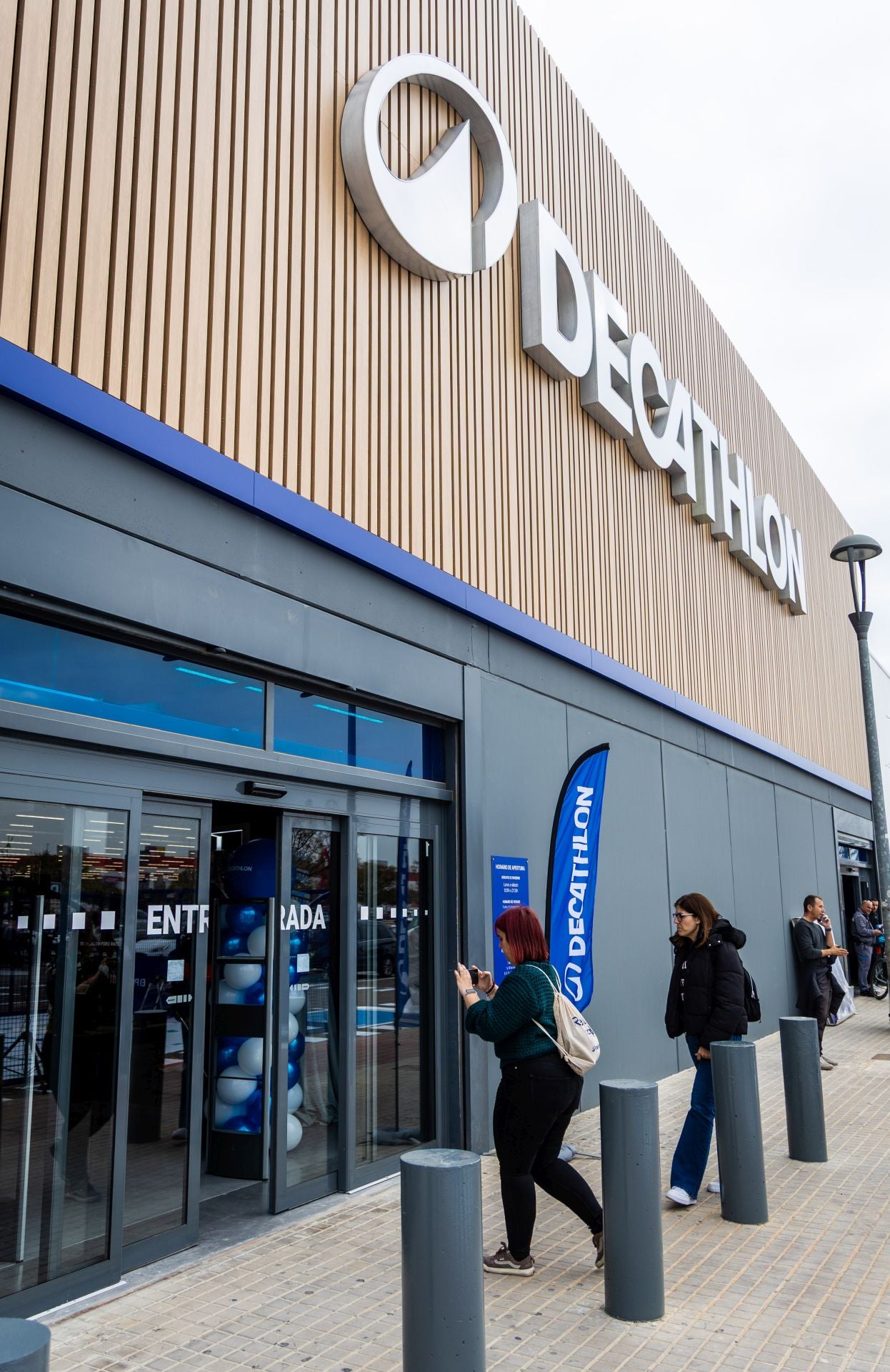 FOTOS | Decathlon y Bauhaus reabren en Alfafar tras meses cerrados por la dana