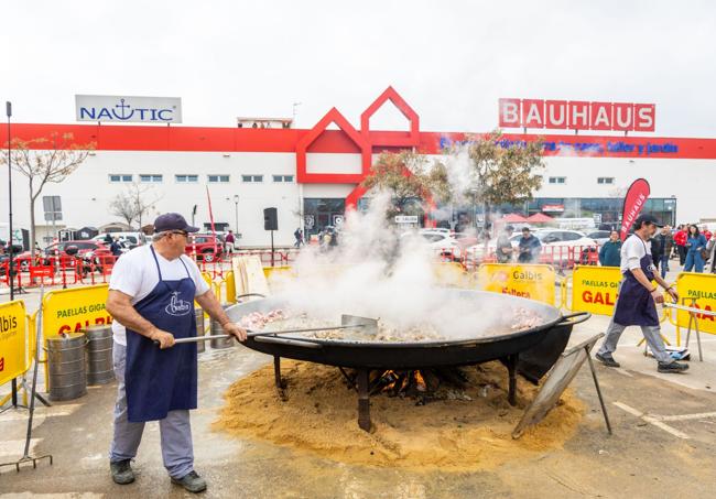 La reapertura de Decathlon y Bauhaus en Alfafar, en imágenes.