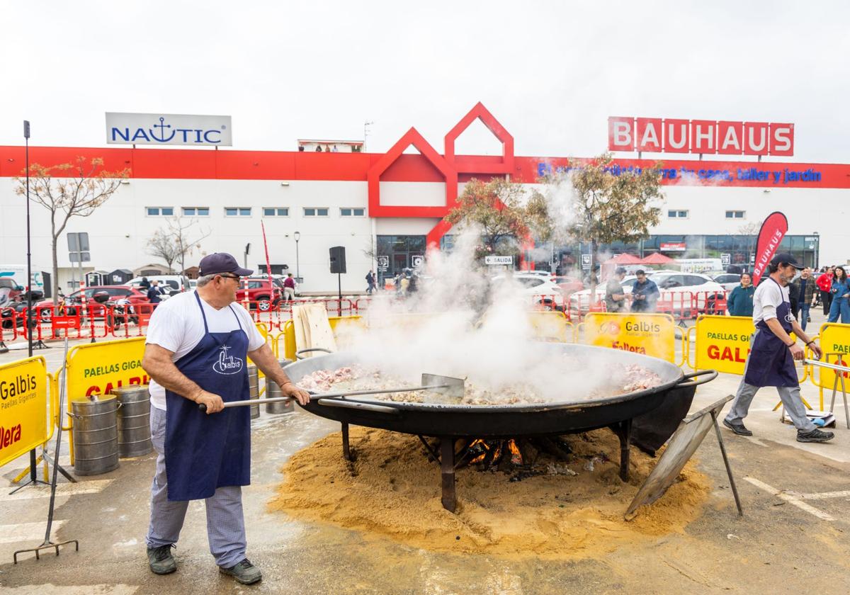 FOTOS | Decathlon y Bauhaus reabren en Alfafar tras meses cerrados por la dana