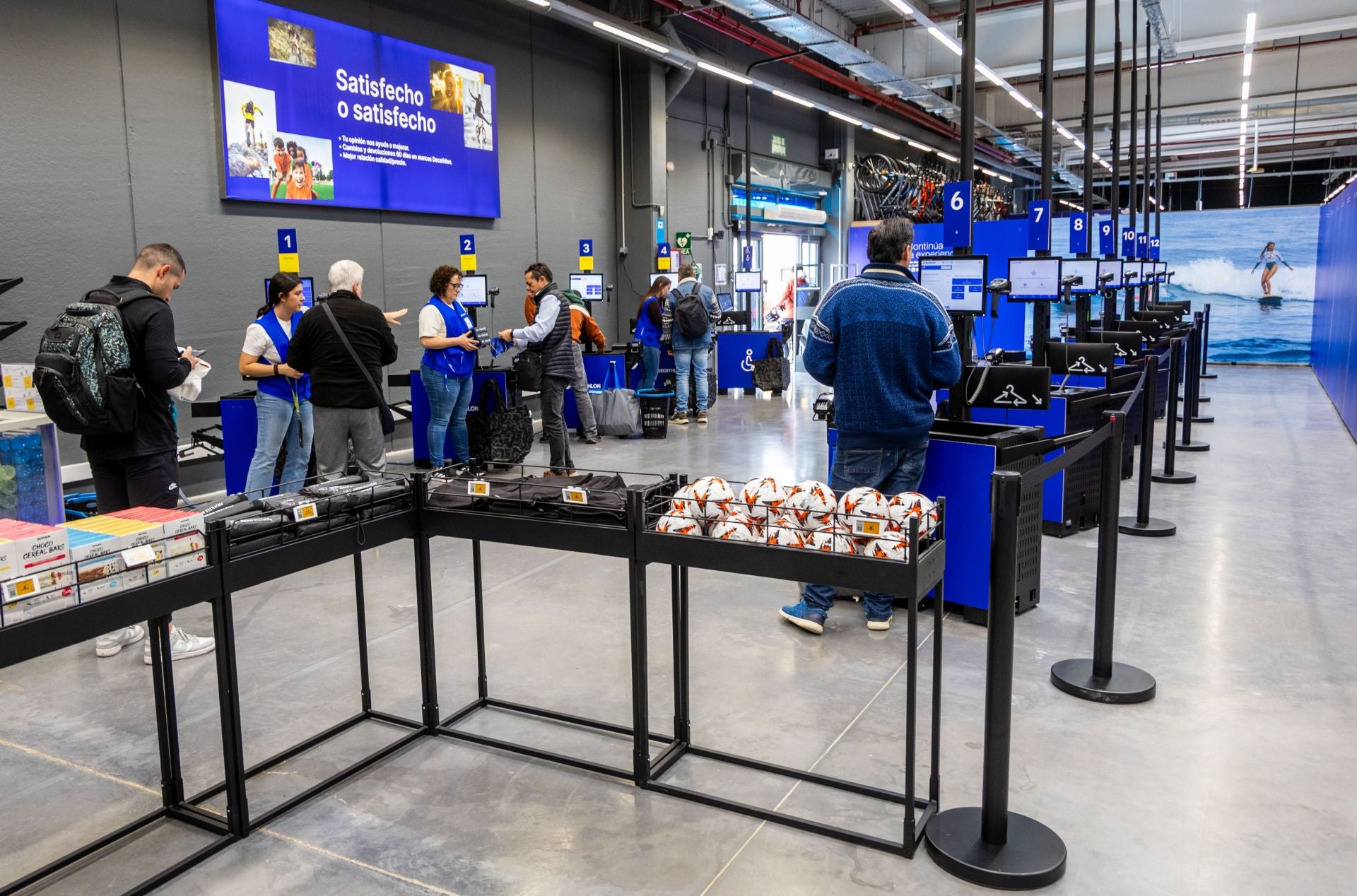 FOTOS | Decathlon y Bauhaus reabren en Alfafar tras meses cerrados por la dana