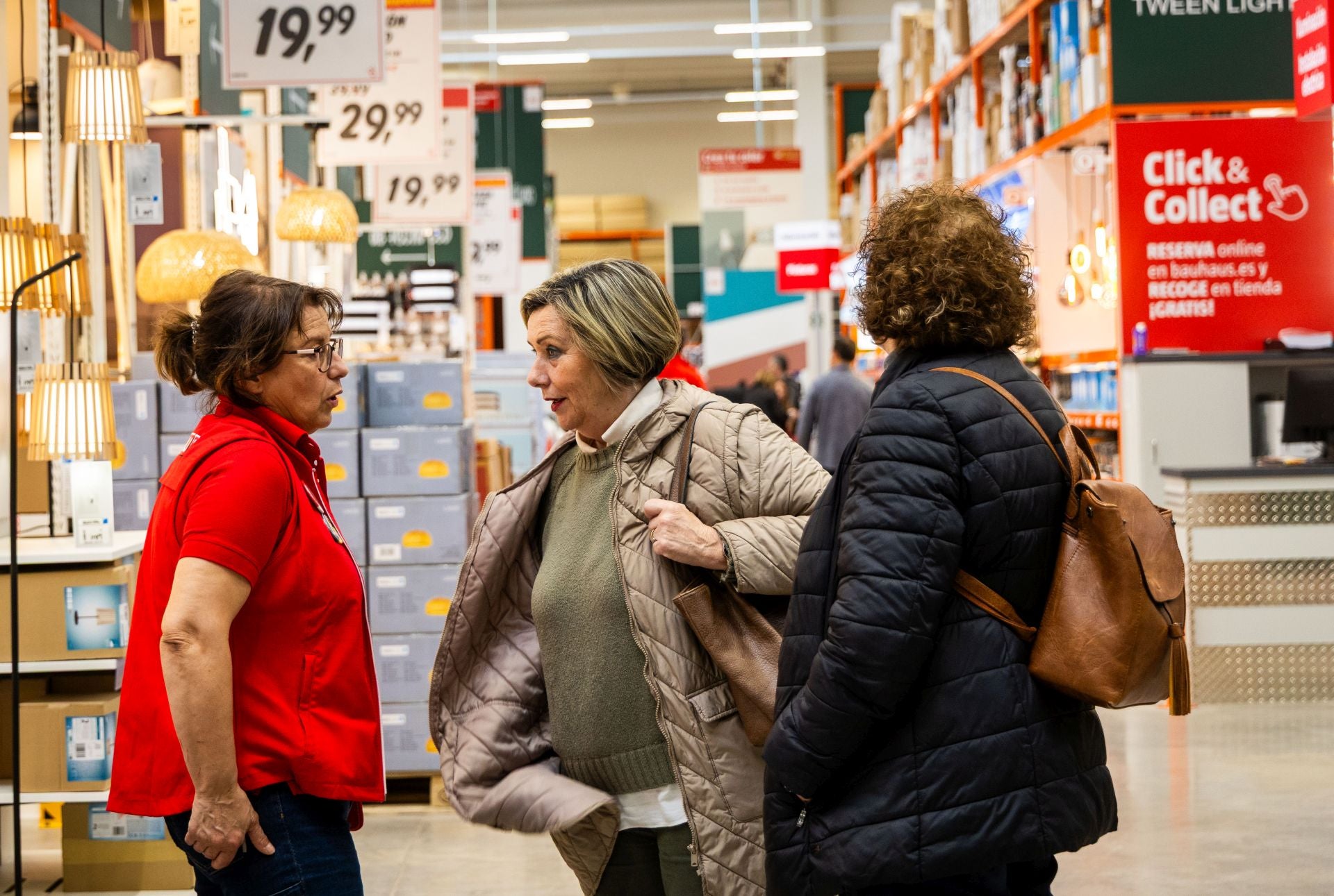 FOTOS | Decathlon y Bauhaus reabren en Alfafar tras meses cerrados por la dana