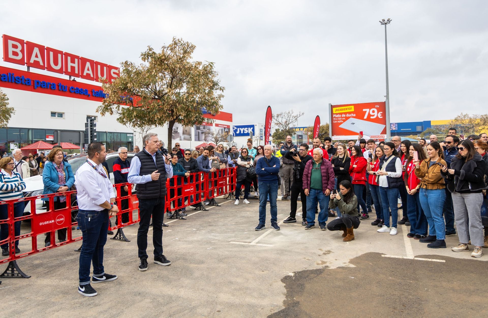 FOTOS | Decathlon y Bauhaus reabren en Alfafar tras meses cerrados por la dana