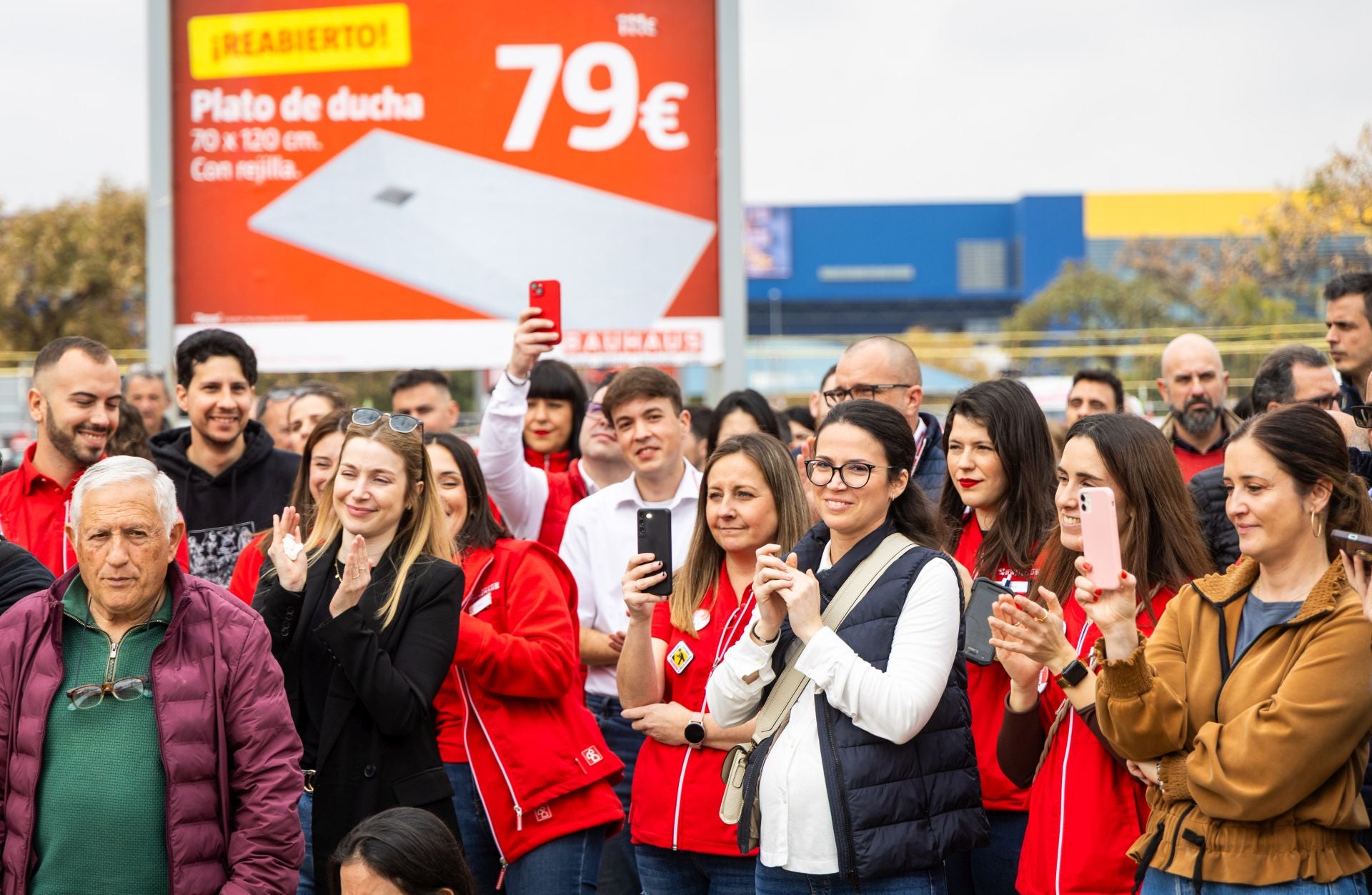 FOTOS | Decathlon y Bauhaus reabren en Alfafar tras meses cerrados por la dana