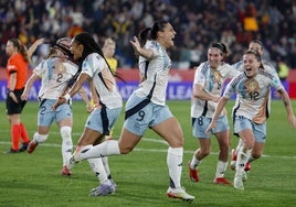 Las jugadoras de España celebran con euforia el gol de la victoria en el minuto 96.