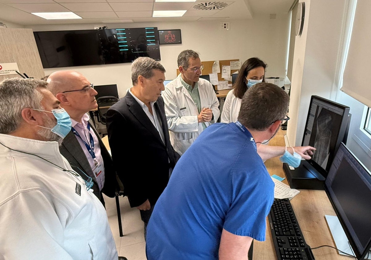 El conseller, en el hospital Balmis de Alicante en la presentación de este proyecto.