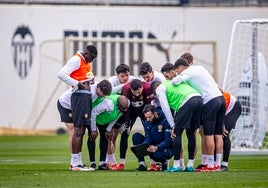 Carlos Corberán da indicaciones tácticas a sus jugadores durante el entrenamiento de esta semana.