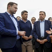 El comisario europeo, el presidente de la Generalitat y el ministro de Agricultura conversan con arroceros.