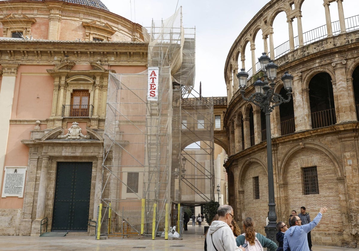 Andamio en la fachada de la Basílica.