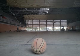 Imagen del interior del polideportivo, todavía con los restos de la dana por limpiar.