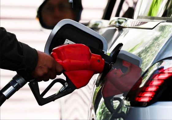 Un usuario llena de gasolina el depósito de su vehículo.