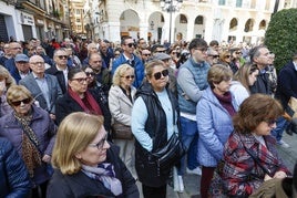 Numerosas personas han acudido al minuto de silencio en Gandia para recordar a Arturo Torró.