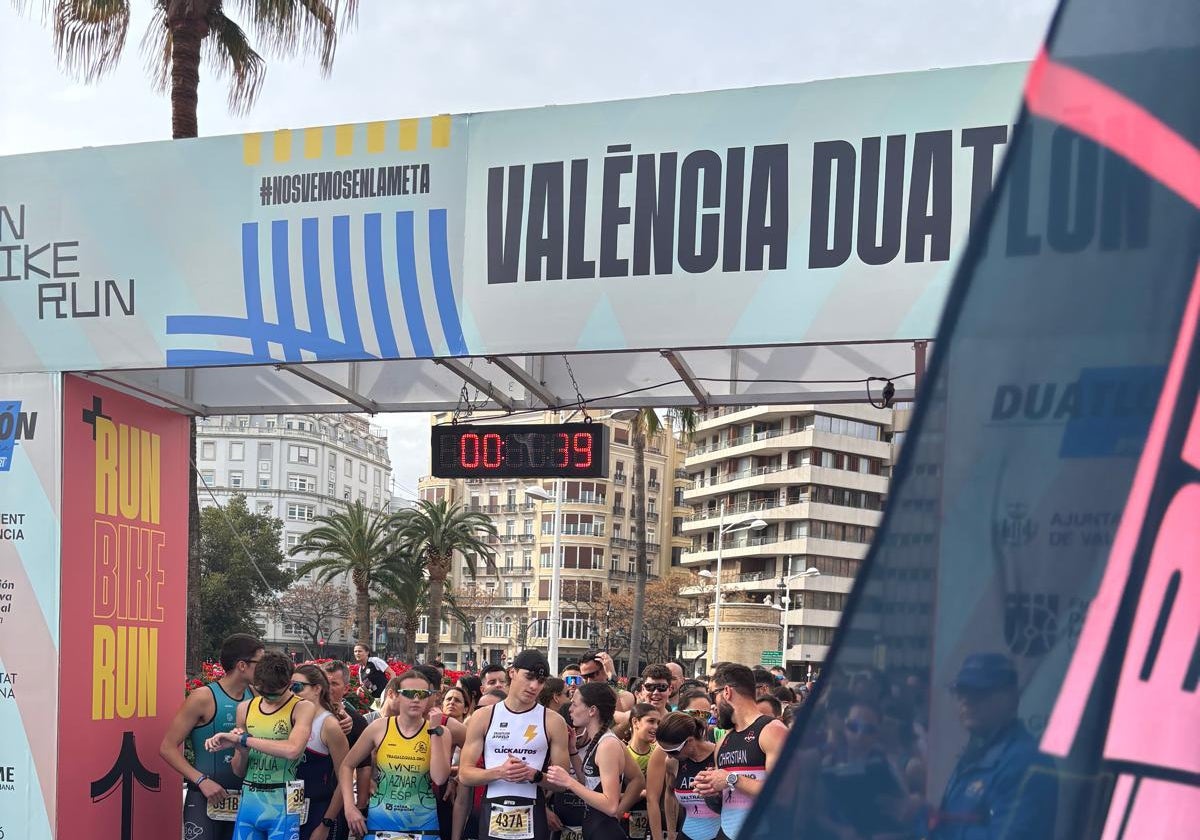 El Paseo de la Alameda acogió en la mañana del domingo la salida del València Duatlón.