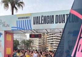 El Paseo de la Alameda acogió en la mañana del domingo la salida del València Duatlón.