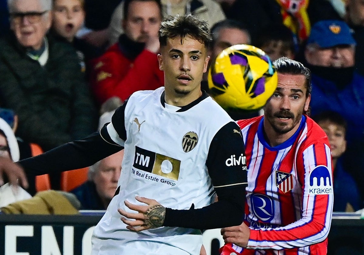 Iván Jaime disputa un balón con Griezmann.