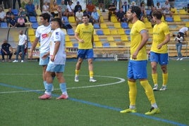 Jugadores del Dénia y del Torrevieja en el partido jugado en el Diego Mena.