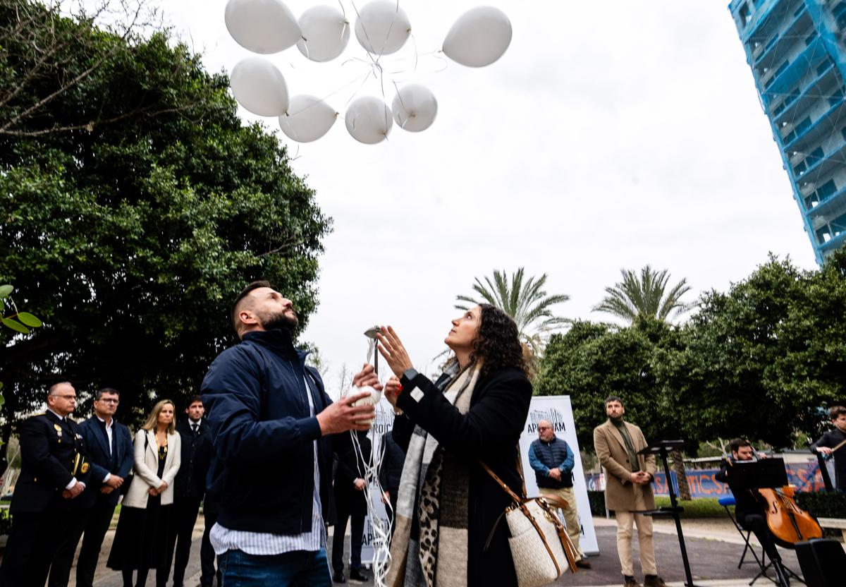 Los vecinos de Campanar honran a las diez víctimas de la tragedia y exigen respuestas