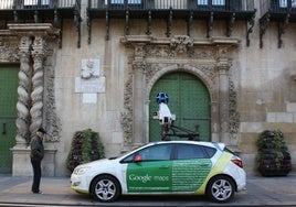 Un curioso contempla el coche de Google maps aparcado en la puerta del Ayuntamiento de Alicante.