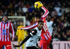 Mosquera y Correa disputan un balón.