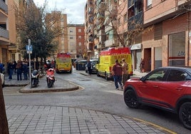 Dos ambulancias en el lugar del atropello, esta mañana, en la calle Goleta de Valencia.