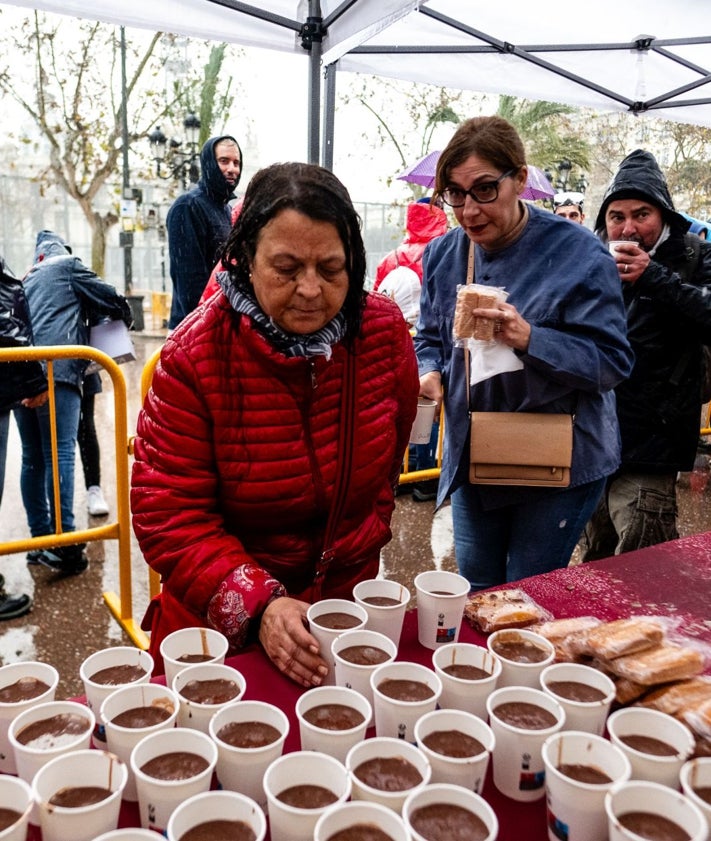 Imagen secundaria 2 - Instantes de la macrodespertà, la primera mascletà y el desayuno popular. 