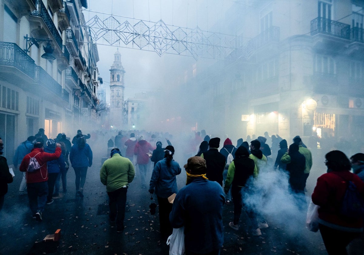 Imagen principal - Instantes de la macrodespertà, la primera mascletà y el desayuno popular. 