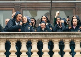 Las falleras mayores de Valencia y sus cortes de honor, durante la despertà.