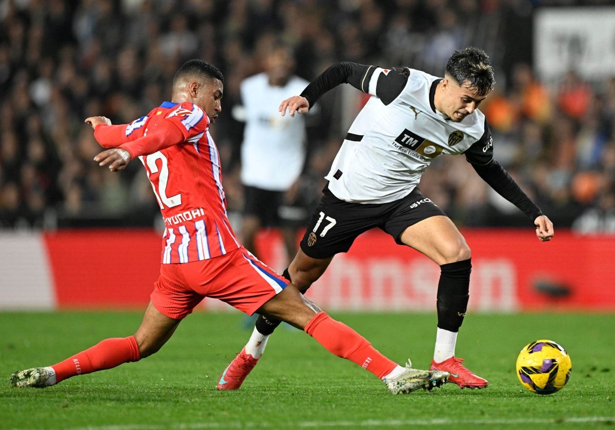 Iván Jaime supera a Samuel Lino durante el partido de este sábado en Mestalla.