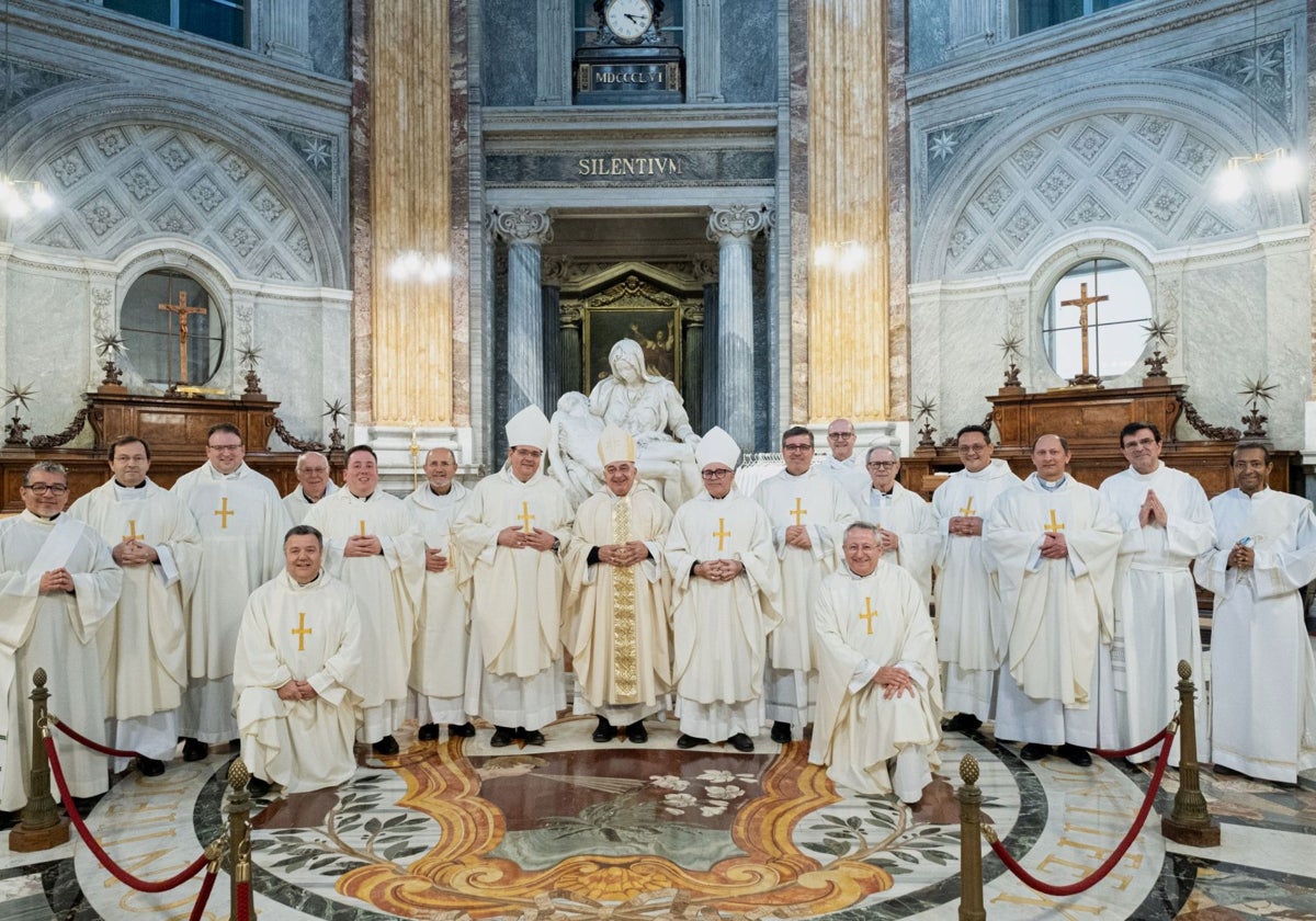 Monseñor Benavent y la peregrinación diocesana de Valencia que ha acudido a Roma por el Jubileo 2025.