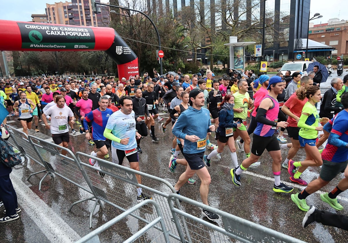 Los corredores toman la salida de la VI Volta a Peu Runners Ciutat de València.