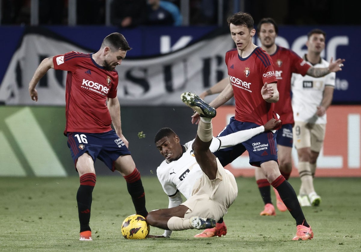 Mosquera cae ante Moi Gómez y Budimir en el partido de la temporada pasada.