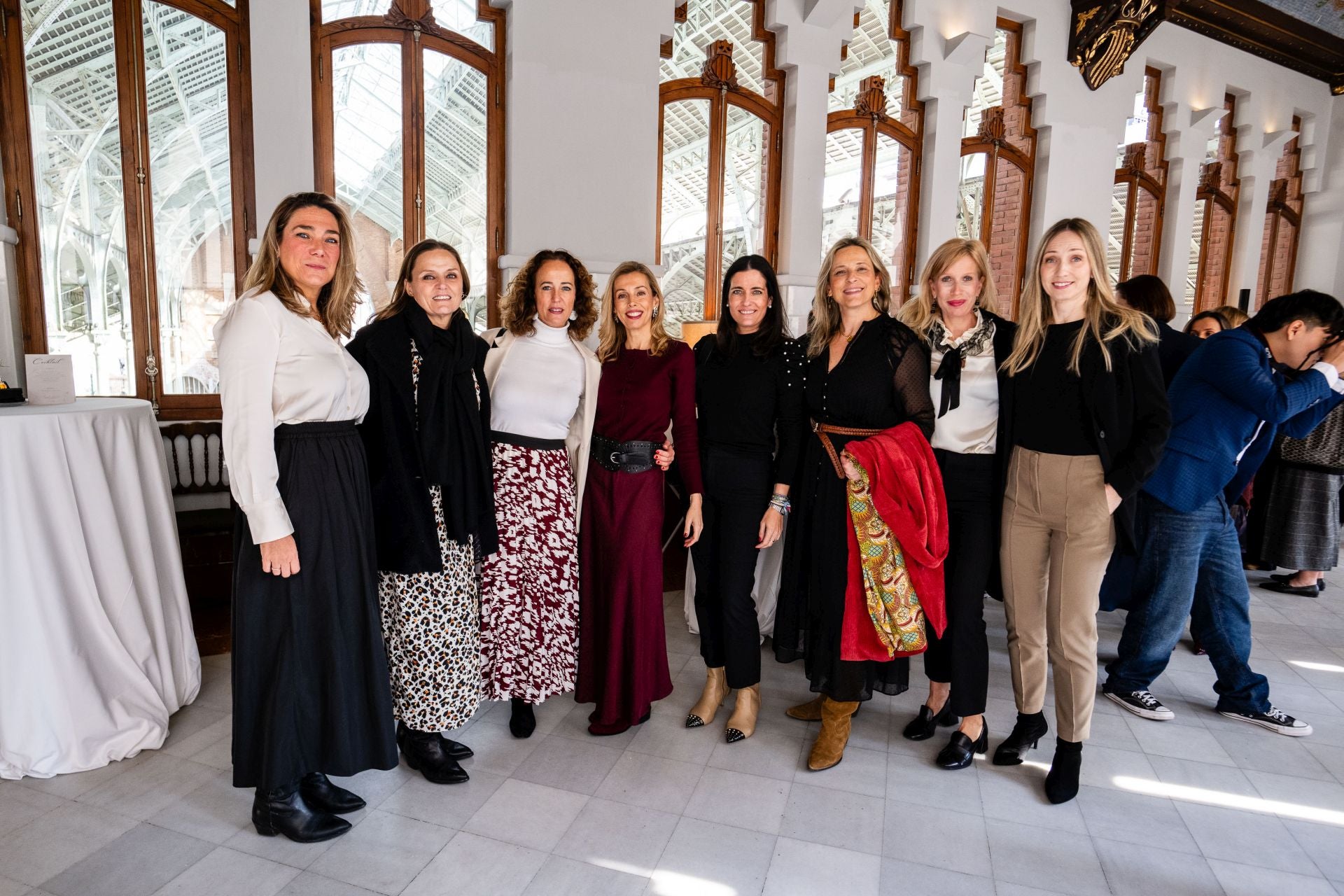 Mujeres que se unen en una comida benéfica de estrellas