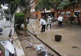 Algunos operarios trabajan en la limpieza de los desperfectos de la dana.