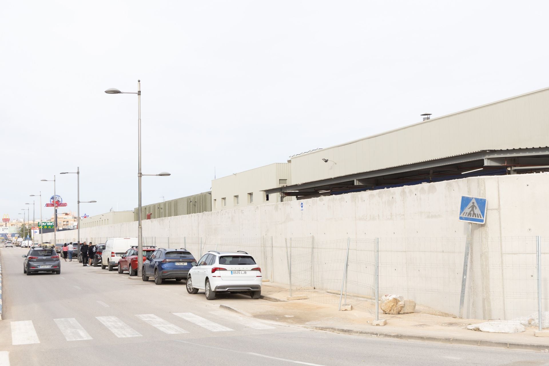 FOTOS | Carrefour Alfafar levanta un dique de protección ante futuras riadas