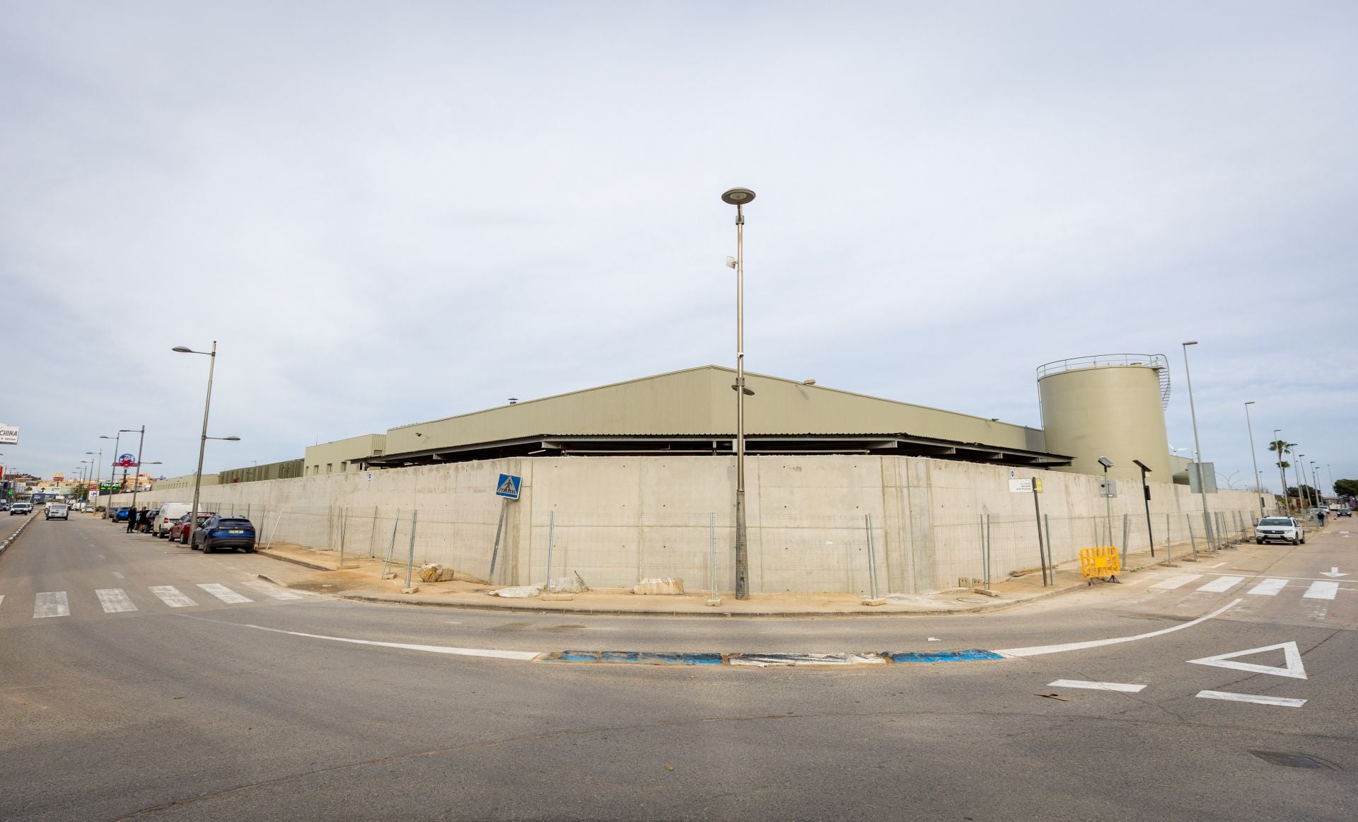 FOTOS | Carrefour Alfafar levanta un dique de protección ante futuras riadas