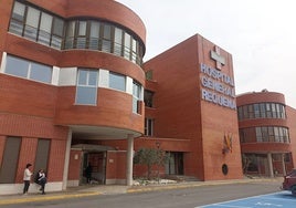 Entrada principal del hospital de Requena.